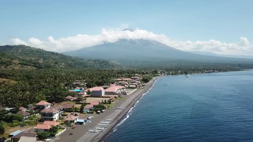 Vulkan Agung aus dem Meer