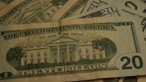 Rotierende Aufnahmen amerikanischer Papierwährung auf einem amerikanischen Adlerschild-Hintergrund
