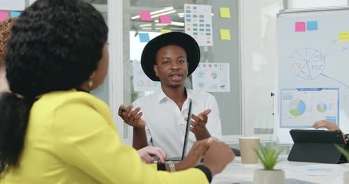 Un Afro-Américain discute des détails d'un projet conjoint avec sa motivation déterminée