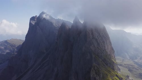 Sommet de la montagne Seceda légèrement couvert de brouillard vu en vue aérienne