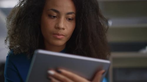 Attraktive Geschäftsfrau surft mit digitalem Tablet im Internet am Remote-Arbeitsplatz