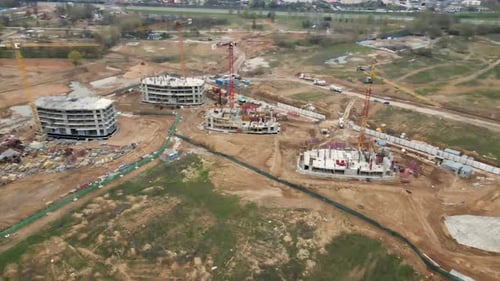 Vuelo sobre el sitio de construcción. Casas en construcción