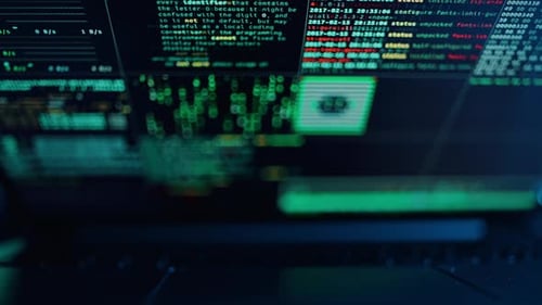 Vista panorâmica da tela do monitor com tecnologias de programação e codificação em desenvolvimento