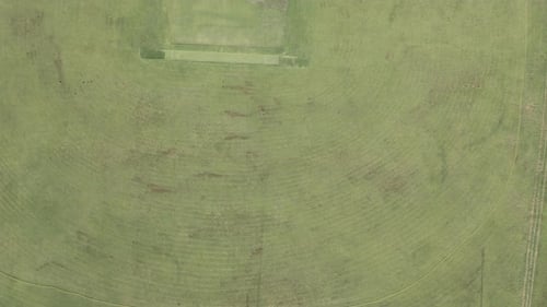 Zumbido volando sobre campo de cricket vacío