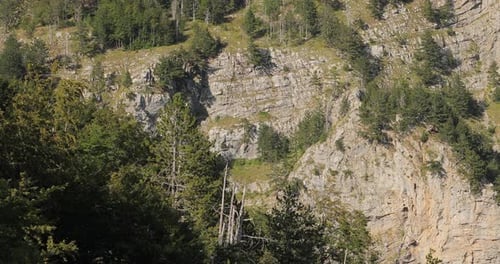 Schönes Video von Bergen mit Felsen, Klippen, Bäume, Landschaftsbild