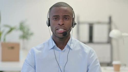 Porträt Afrikanischer Mann spricht durch Headset-Callcenter