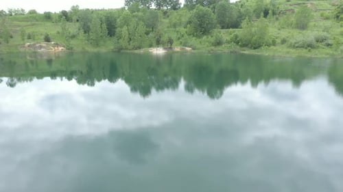 Reflexionen von Himmel und Bäumen auf der Teichoberfläche 4K-Luftaufnahmen