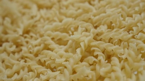 Zeitlupe italienisches Essen Girandole Korkenzieher geformter Nudelstapel auf Tisch 1920X1080 HD-Aufnahmen - Spi