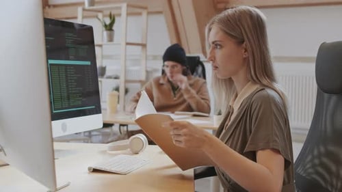 Kaukasische Frau entwickelt Software im Büro