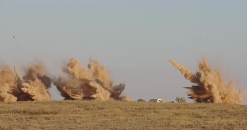 Ralenti de Airstrike avec des bombes atteignant des cibles avec de la fumée et des explosions