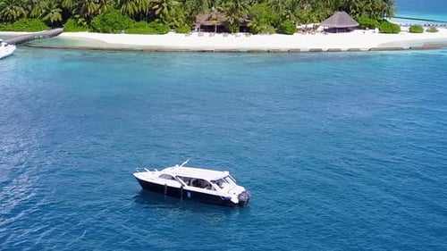 Sommertourismus mit Meeresblick, Strandreise durch blaues Meer und Sand Hintergrund in der Nähe von Wellen.