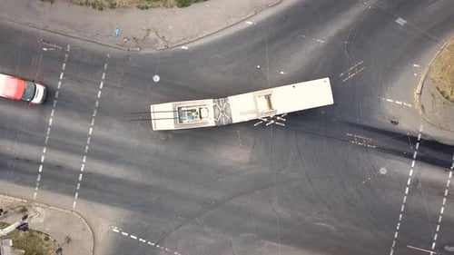 Vista aérea de cima para baixo do tráfego da cidade com carros se movendo em uma rua no cruzamento de estradas.