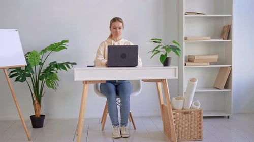 Freelance surmené sur le lieu de travail
