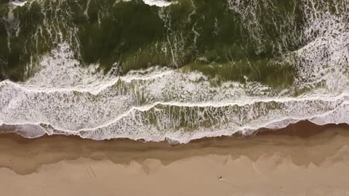 Vue aérienne de la plage de sable et des vagues de la mer