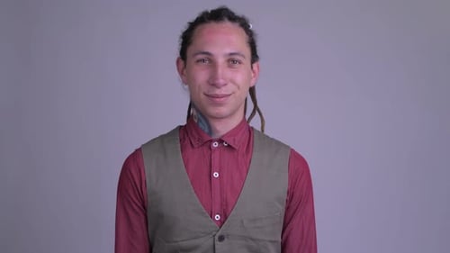 Glücklicher junger Geschäftsmann mit lächelnden Dreadlocks