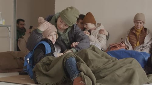 Mère et petit fils dans un camp de réfugiés
