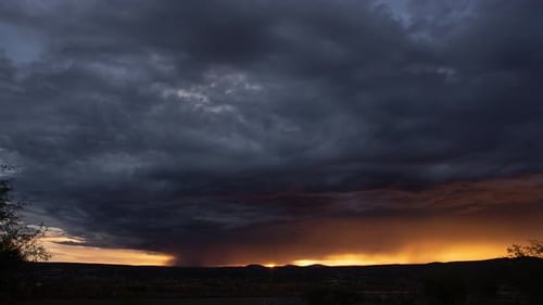 Tormenta monzónica de Arizona al amanecer