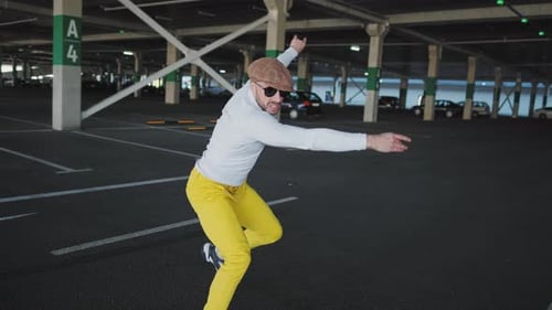 Zeitgenössischer Straßentänzer Man Funky Urban tanzt Freestyle in der Stadt. Zeitlupe