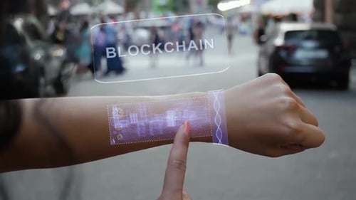 La main d'une femme active la blockchain holographique