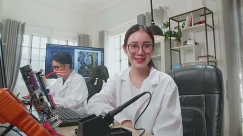 Mulher sorrindo encantadoramente olhando para a câmera. Jovem cientista inteligente trabalhando no escritório