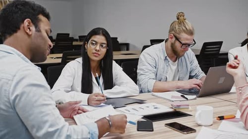 Manager vermittelt seine Ideen gemäß dem neuen Startup-Projekt an eine Gruppe verschiedener Kollegen