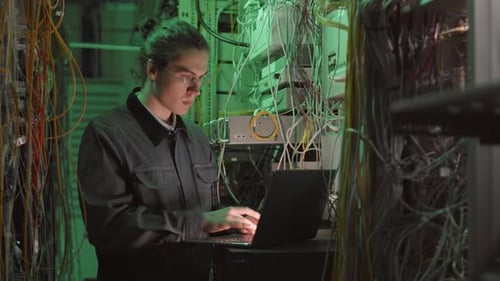 Técnico usando computador portátil