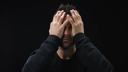 Criminal desesperado arrepentimiento sobre fondo oscuro, sentir pena, angustia mental