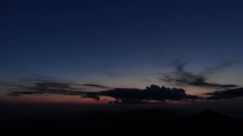 Violetter Sonnenuntergang in den Bergen