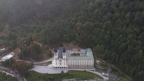 Katholisches Franziskanerkloster mit Kirche Kraljeva Sutjeska V1