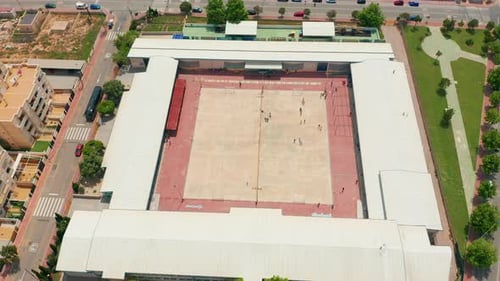 Escola na Espanha Crianças brincando no playground da escola durante a pausa para o almoço