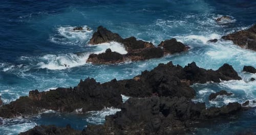 Welle stürzt gegen Felsenküste, Atlantik, Porto Moniz, Insel Madeira, Portugal, Zeitlupe 4K