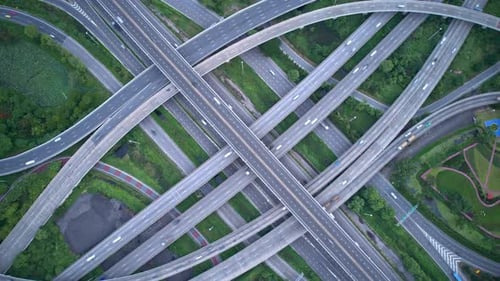 Vue aérienne d'un mouvement rapide au-dessus de l'échangeur et de la route à plusieurs jonctions