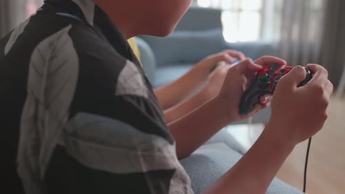 Kinder in der Nähe halten Joystick-Spiel Spielen Sie Videospiel zu Hause