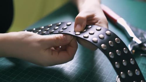 Le designer insère un accessoire argenté tendance dans son tour de cou