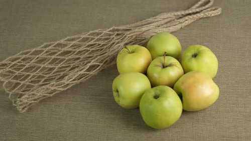 Manzanas doradas sobre la mesa