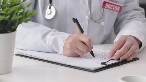 Doctor in White Robe Uniform Red Badge Doctor Schild Sitting Desk Filling