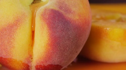 Une goutte de jus coule sur la pêche. Velvet Peach, gros plan.