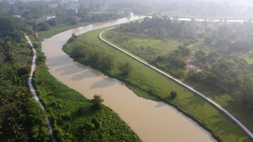 Movimiento aéreo sobre el río Sungai Perai en día brumoso