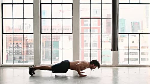 Sportliches Crossfit-Training für Männer in Zeitlupe
