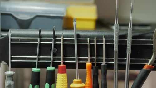 Werkzeuge zur Verwendung in elektrischen Anlagen. Digitalmultimeter auf Hintergrund. Handschraubendreher