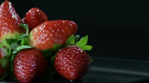 Erdbeeren im schwarzen Hintergrund