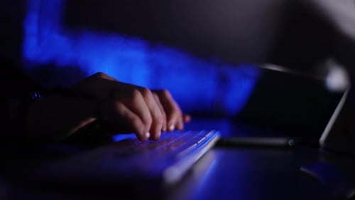 Closeup Rastreamento Tiro das Mãos do Programador Hacker Irreconhecível Trabalhando Digitando no Teclado Laptop