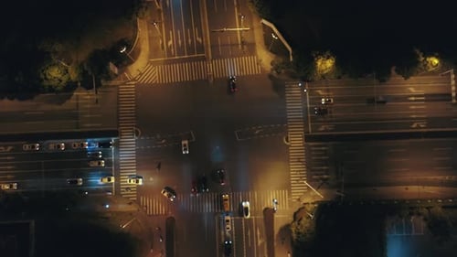 Drone aérien, vue de dessus de la circulation routière urbaine au-dessus d'un grand carrefour la nuit