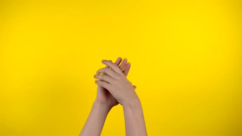 Applaus Händeklatschen auf gelbem Hintergrund gestikulierend