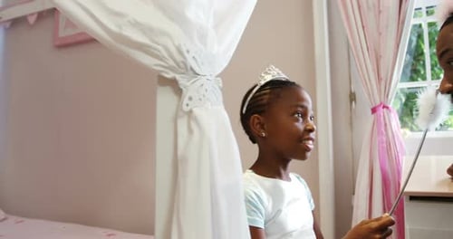 Père et fille en costume de fée s'amusant 4k