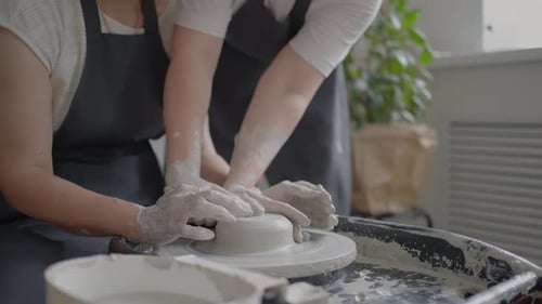 Primer plano de un maestro masculino trabajando en la rueda de un alfarero Primer plano en cámara lenta
