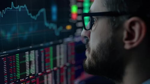 Le trader travaille avec plusieurs écrans d'ordinateur pleins de graphiques et d'analyses de données et de courtier en bourse