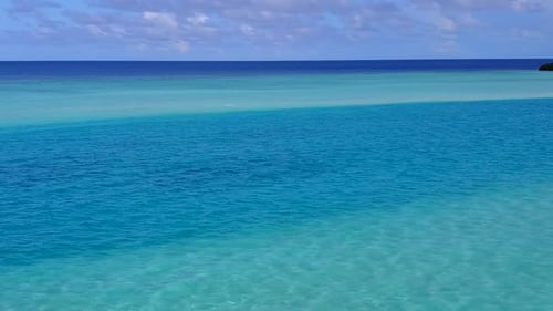 Drohnenfahrt mit Meerblick Strandurlaub am blauen Meer mit Sandhintergrund