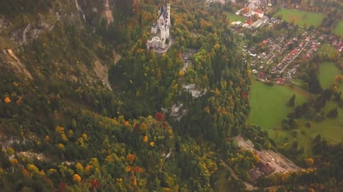 LUFTAUFNAHME: Blick auf Schloss Neuschwanstein im Wald, Berge, Sommer, neblig, bunt