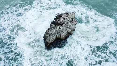 Welle kracht auf Felsen Sea Storm mit reinem Wasser und riesigen Wellen Luftlandschaft